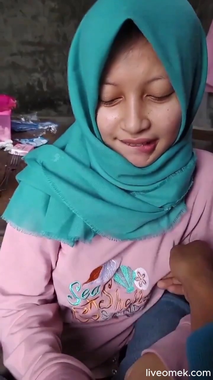 Dapet Yang Enak Diwarung Kopi Disepong Pelayan Hijab