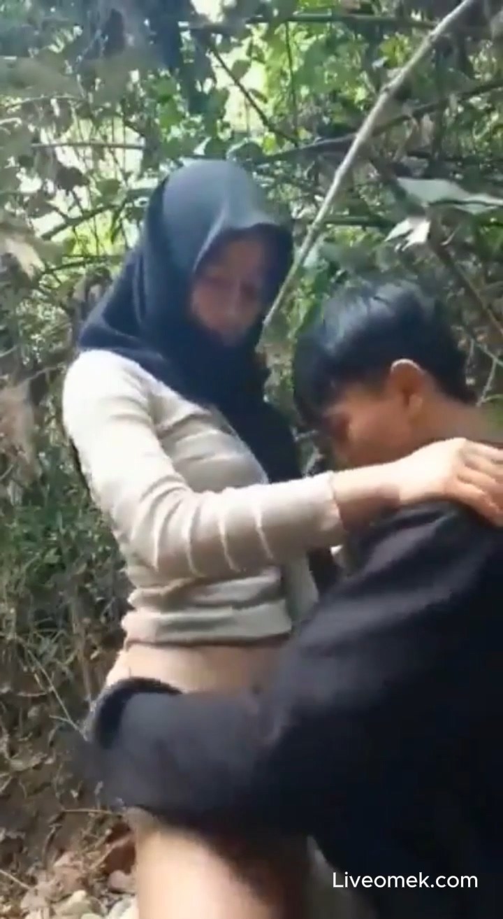 Lagi Viral Cewek Jilbab Hitam Mesum Di Hutan