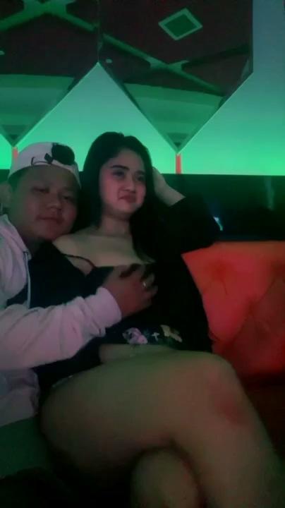 Si Cantik Live Di Karaoke Digrepe Pelanggan